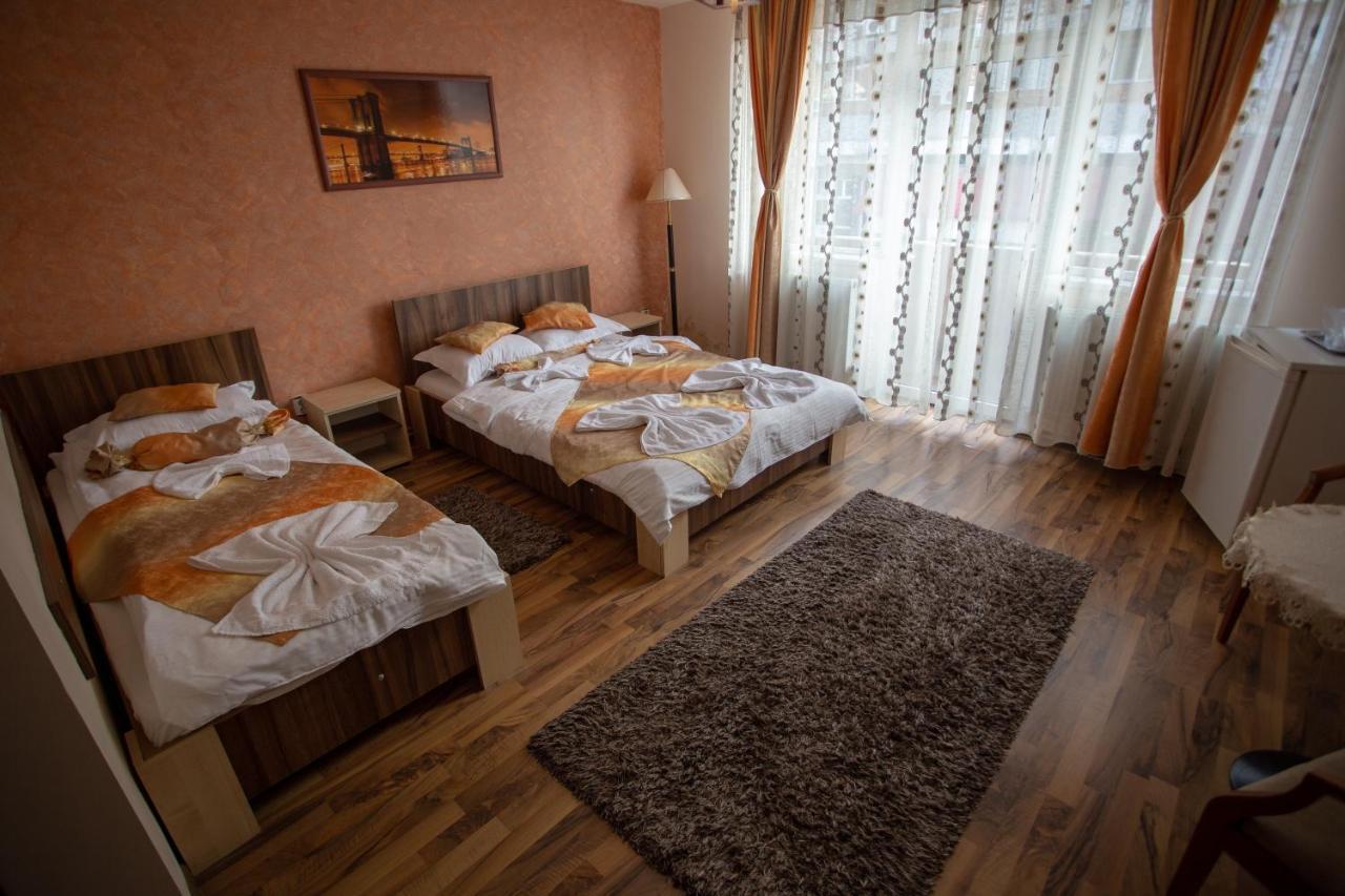 Casa Alex Hotel Targu Jiu Exterior photo